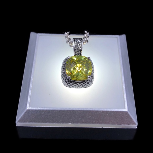 Beautiful & Bold Silver Tone chain & Light Green Cushion cut Stone pendent. - Picture 5 of 9